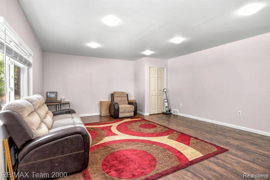Dearborn Heights, MI 48125,25690 W HILLS Drive