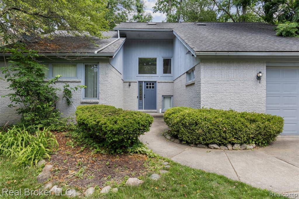 West Bloomfield, MI 48324,3195 Green Oaks Drive