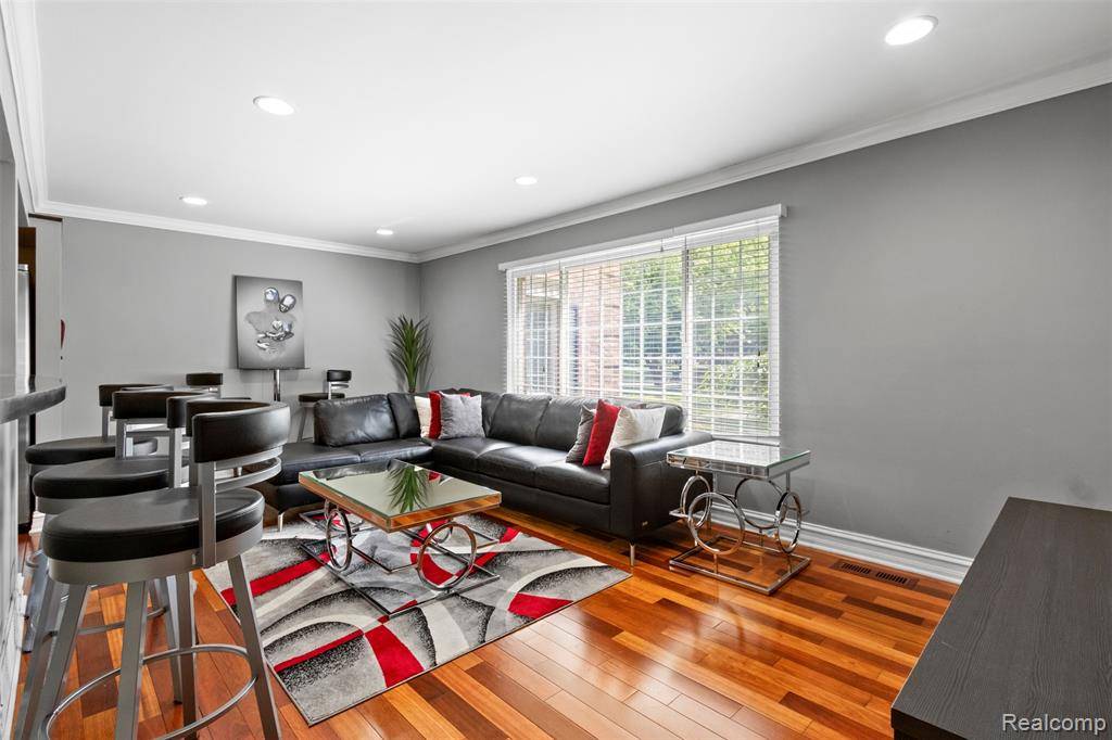 Bloomfield Hills, MI 48304,532 E Fox Hills Drive