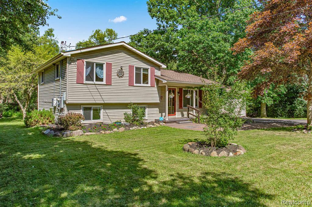 West Bloomfield, MI 48324,1560 Mercedes Street