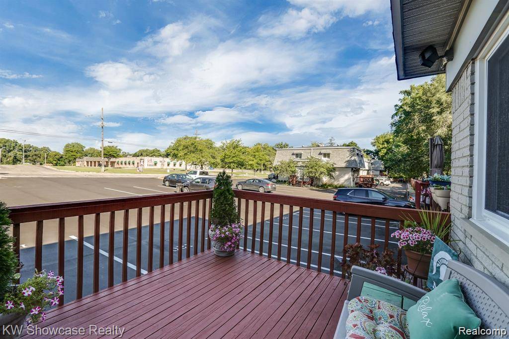 Walled Lake, MI 48390,118 W Ladd Road Drive