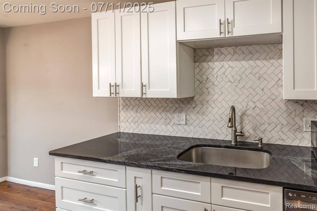 Farmington Hills, MI 48331,31117 COUNTRY