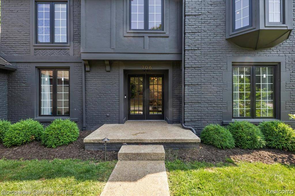Bloomfield Hills, MI 48304,706 Great Oaks Drive