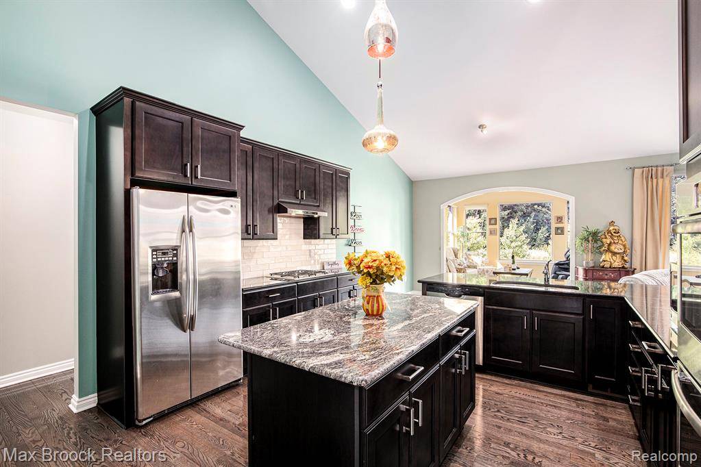 South Lyon, MI 48178,23395 Stoneleigh Court
