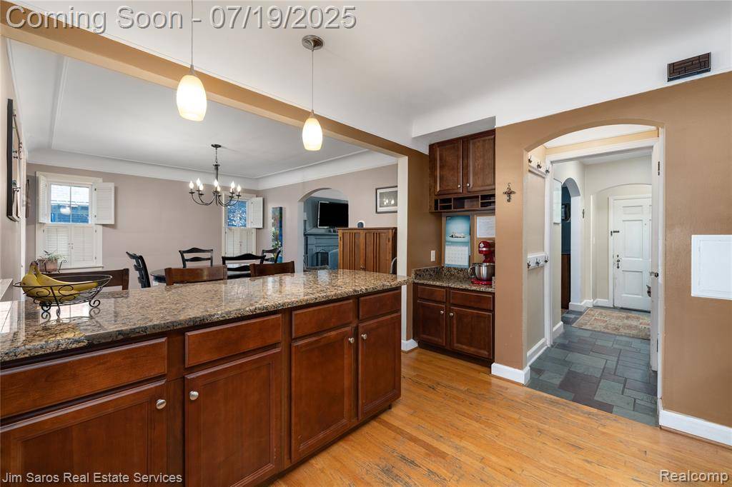 Grosse Pointe Farms, MI 48236,165 McKinley Avenue