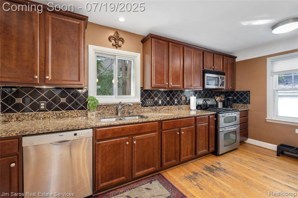 Grosse Pointe Farms, MI 48236,165 McKinley Avenue