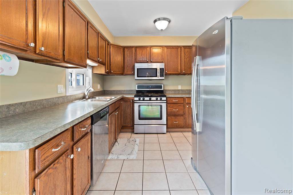 Roseville, MI 48066,27737 Groveland Street