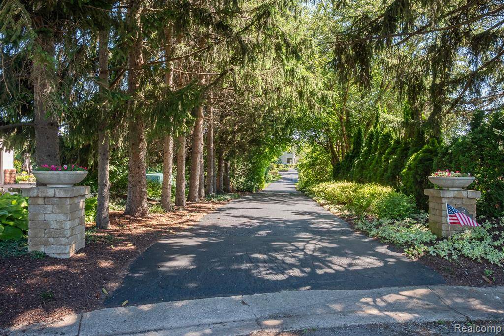 Commerce Twp, MI 48382,4912 Oakwood Court