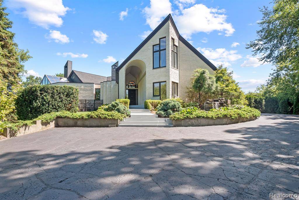Commerce Twp, MI 48382,4912 Oakwood Court
