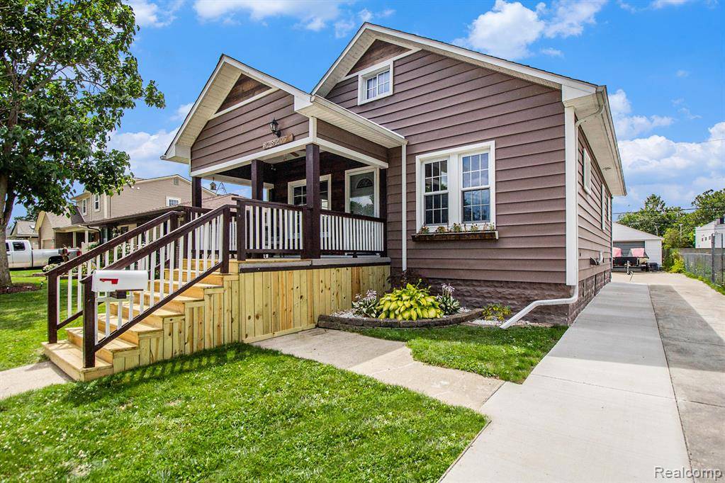 Saint Clair Shores, MI 48081,28207 Gladstone Street