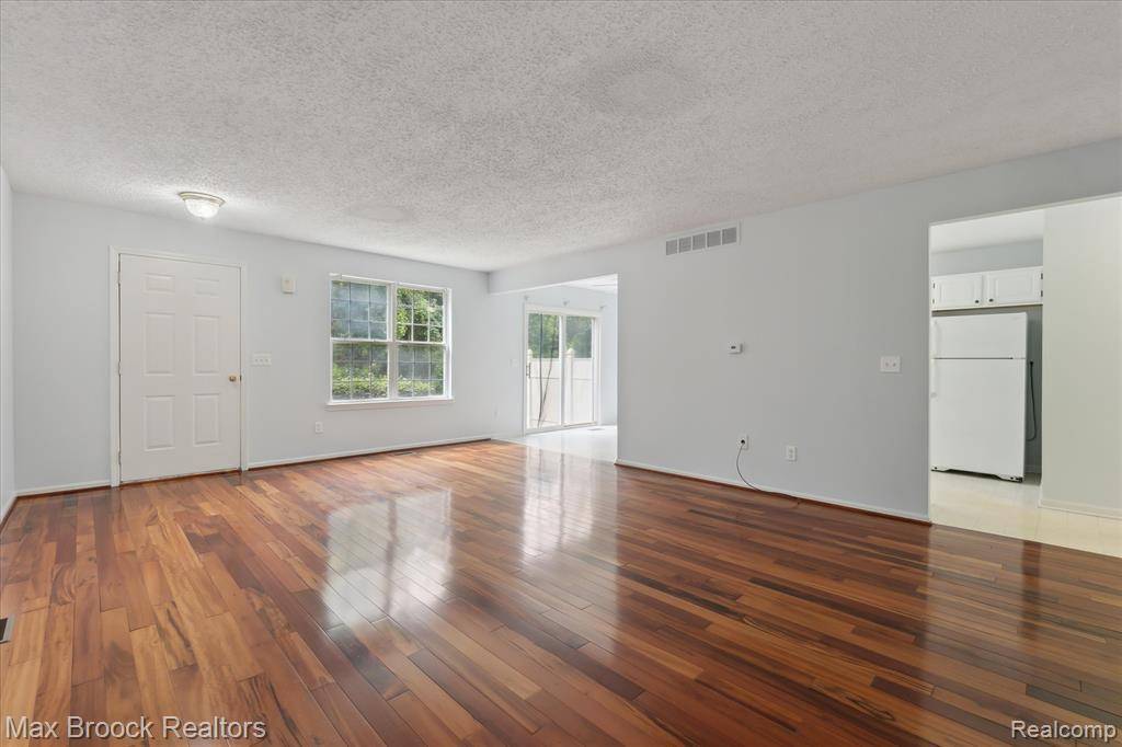 Holly, MI 48442,1158 Bay Court