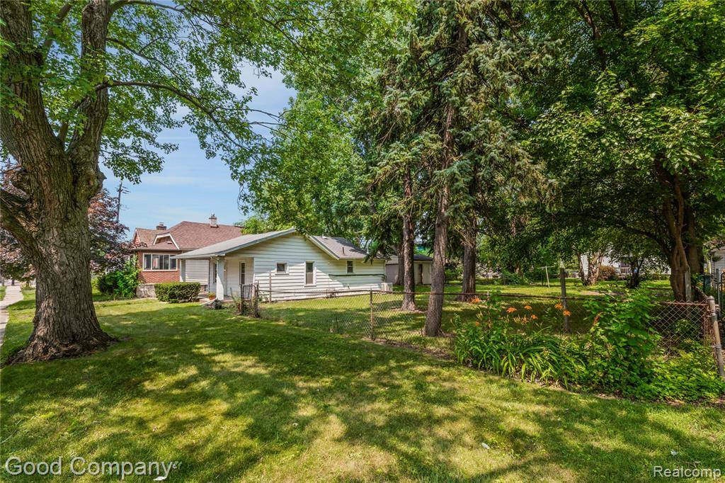 Ferndale, MI 48220,1489 Woodward Heights