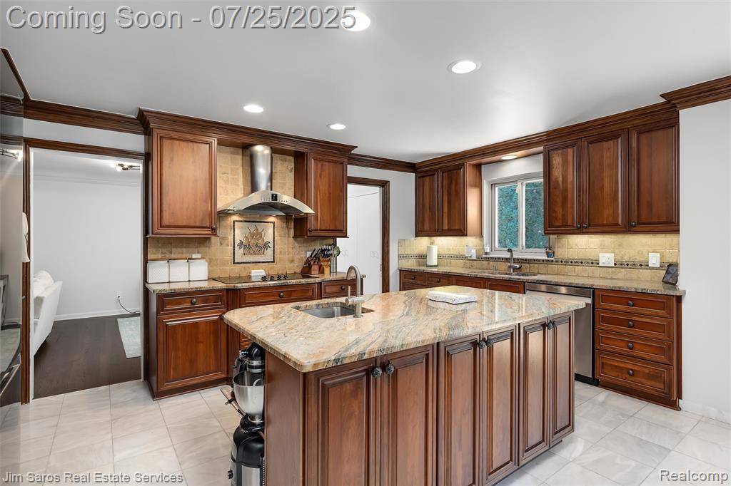 Grosse Pointe Woods, MI 48236,753 Perrien Place