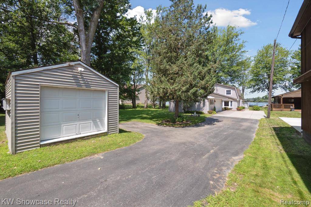 Fenton, MI 48430,3422 Ponemah Drive