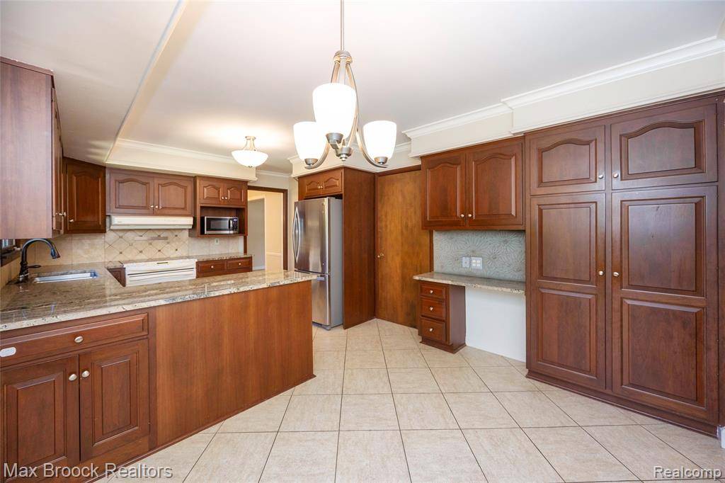 Beverly Hills, MI 48025,30830 LINCOLNSHIRE E