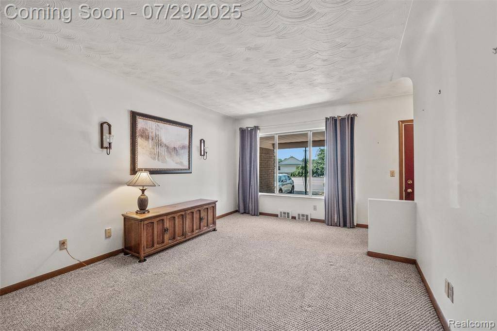 Waterford, MI 48329,2550 W Walton Boulevard