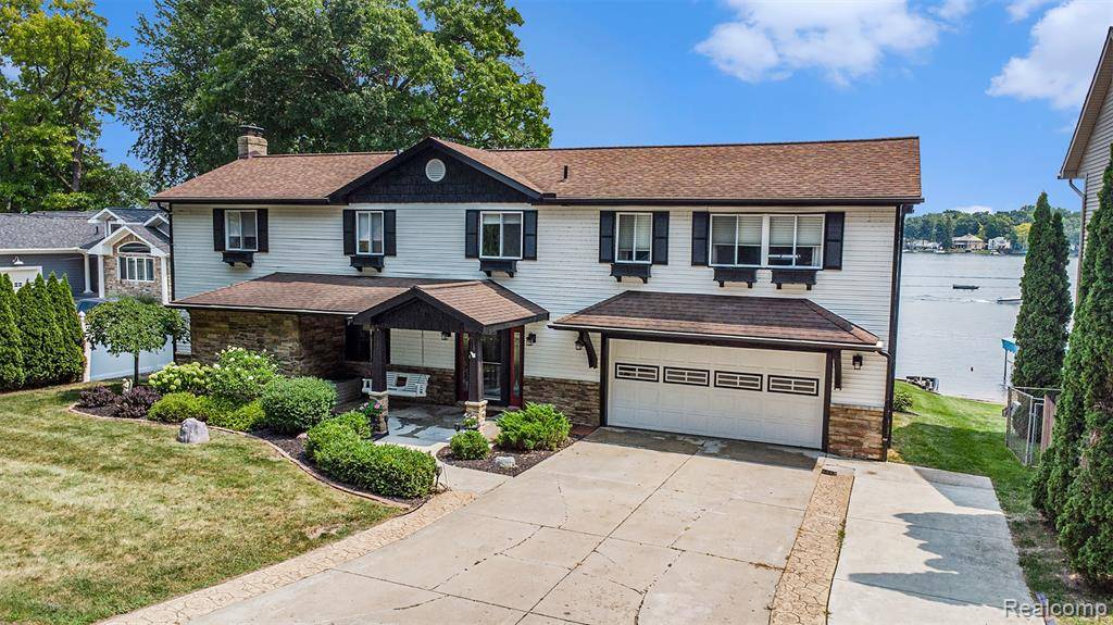 Fenton, MI 48430,13293 Lake Shore Drive