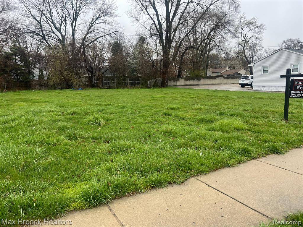 Troy, MI 48083,000 Maple