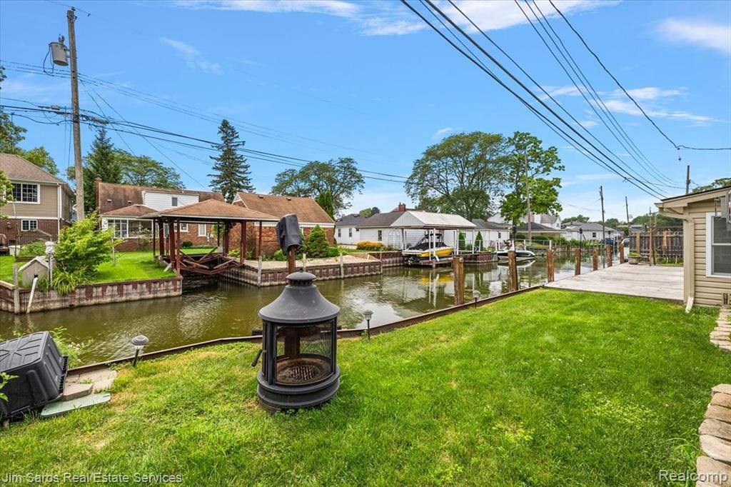 Saint Clair Shores, MI 48081,22470 Wildwood Street