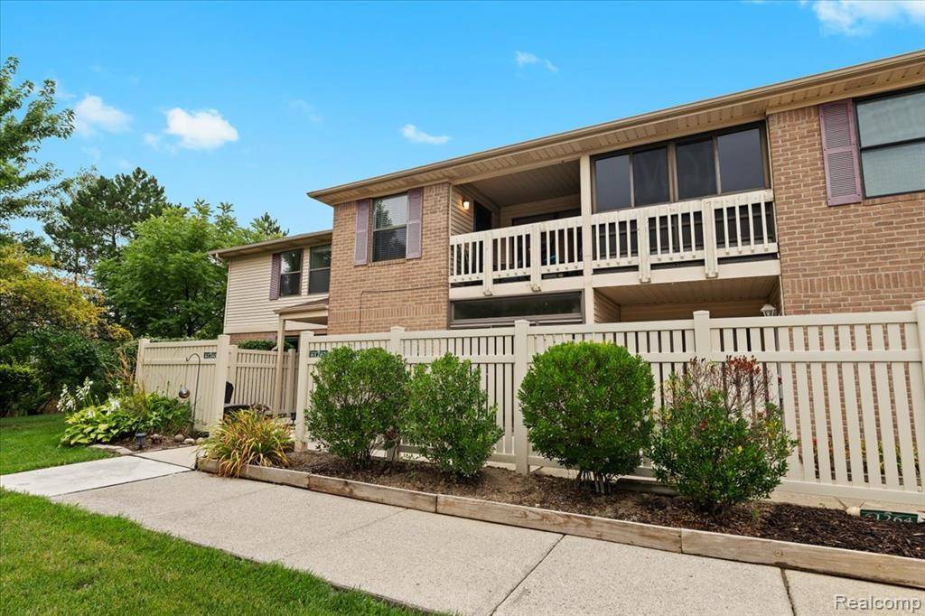 South Lyon, MI 48178,61260 Greenwood Drive