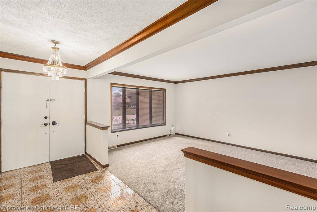 Clinton Twp, MI 48036,38638 Santa Barbara Street