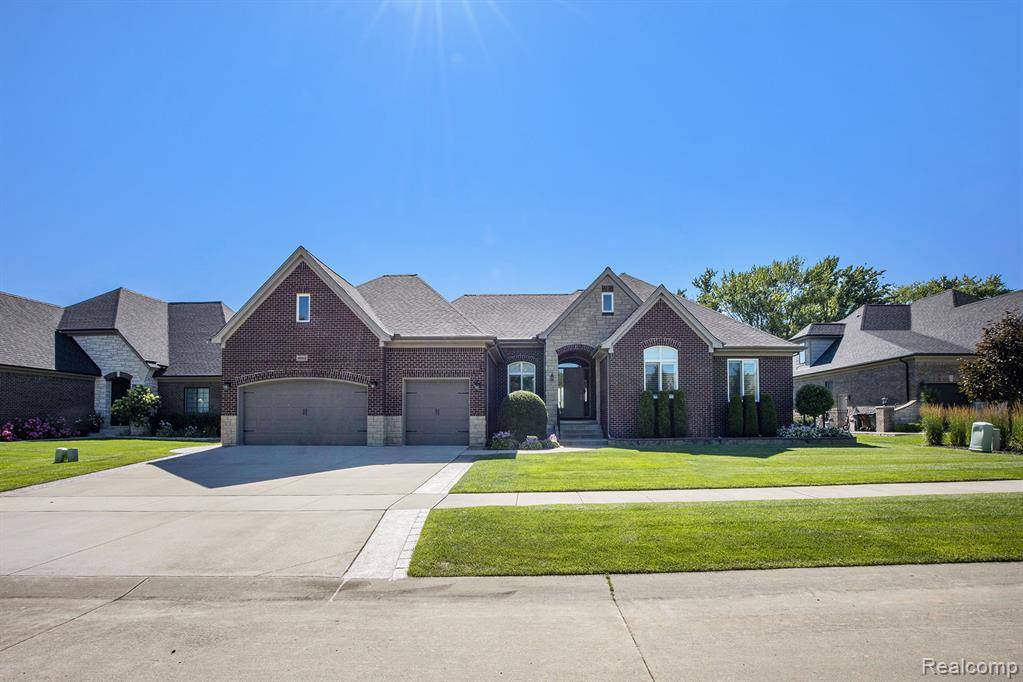 Utica, MI 48315,48913 Pinebrook Drive