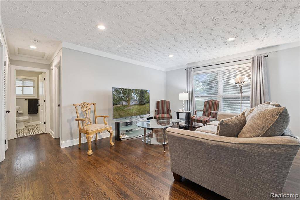 Rochester Hills, MI 48306,207 W Tienken Road