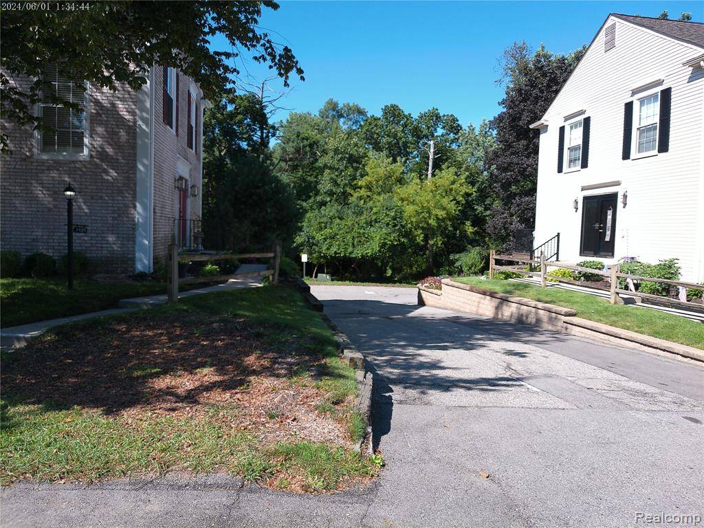 Rochester Hills, MI 48306,1437 Lantern Lane