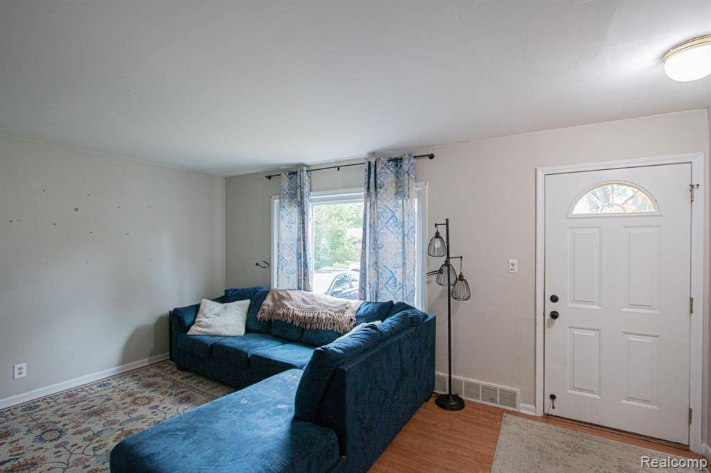 Saint Clair Shores, MI 48082,23537 Deziel Street