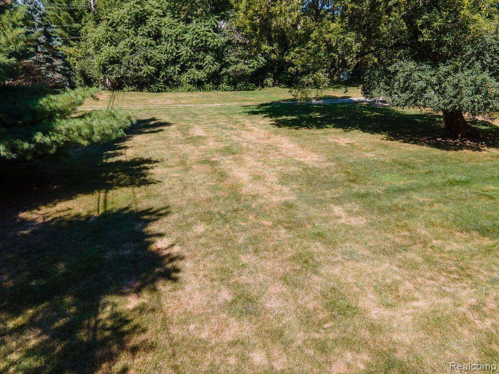 Bloomfield Hills, MI 48301,25690 W 14 MILE Road