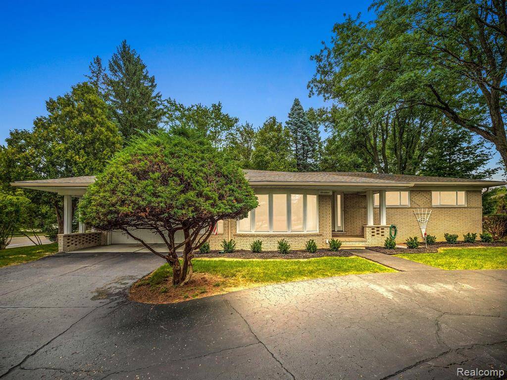 Rochester Hills, MI 48309,17 AVONWOOD Boulevard