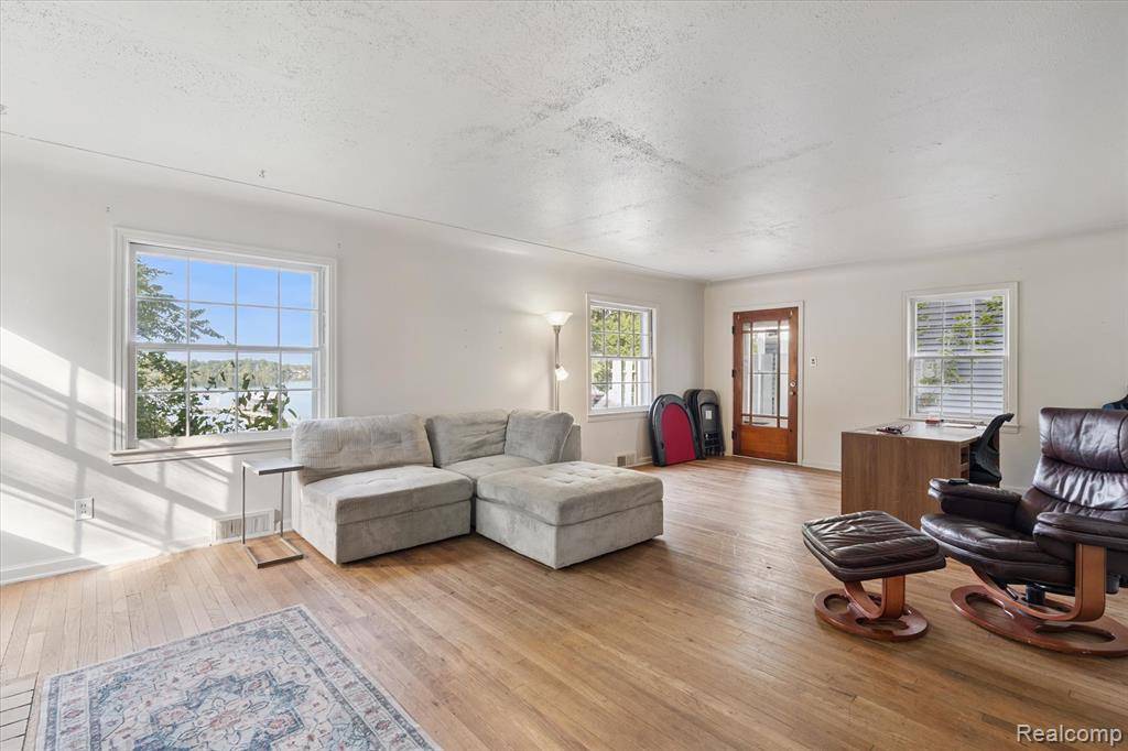 Fenton, MI 48430,14206 Eastview Drive