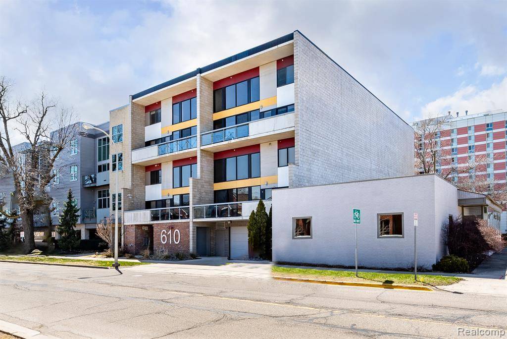 Royal Oak, MI 48067,610 #204 S. Troy