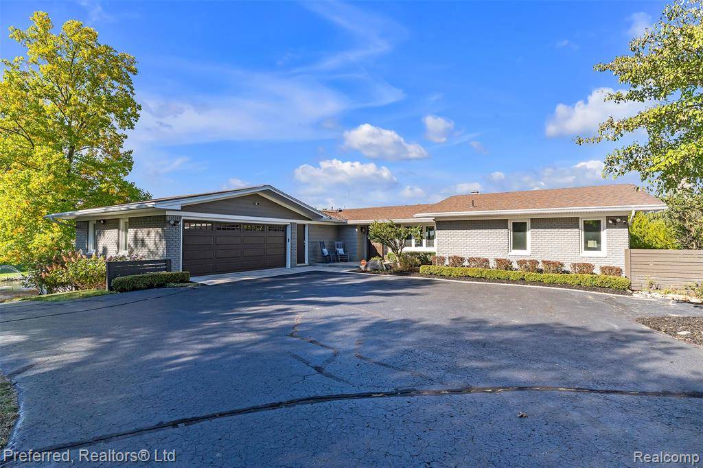 Waterford, MI 48329,7660 Maceday Lake Road
