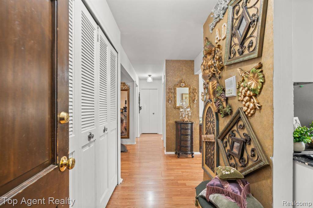 Farmington Hills, MI 48334,27557 W Echo Valley