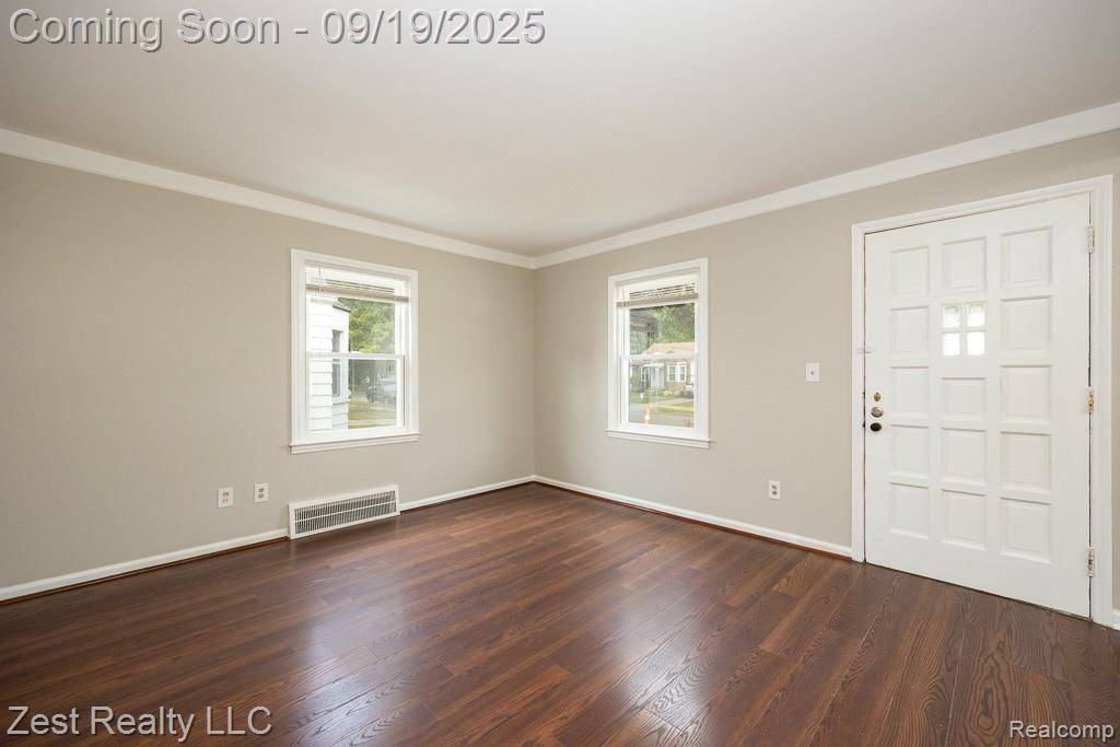 Harper Woods, MI 48225,19372 Kenosha Street