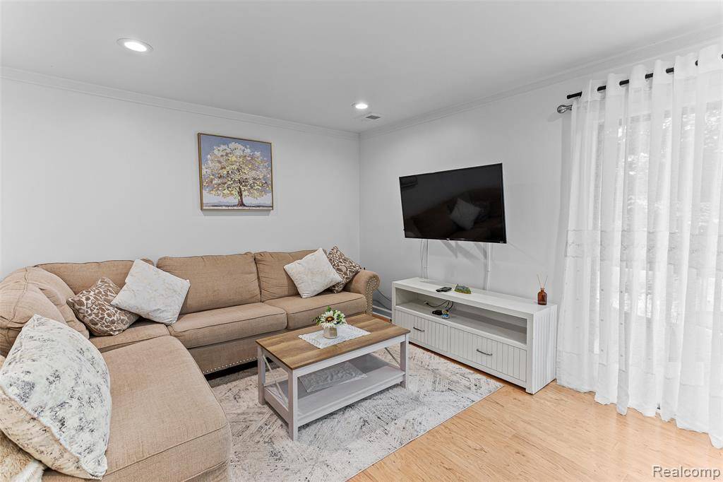Livonia, MI 48152,33647 Pondview Circle