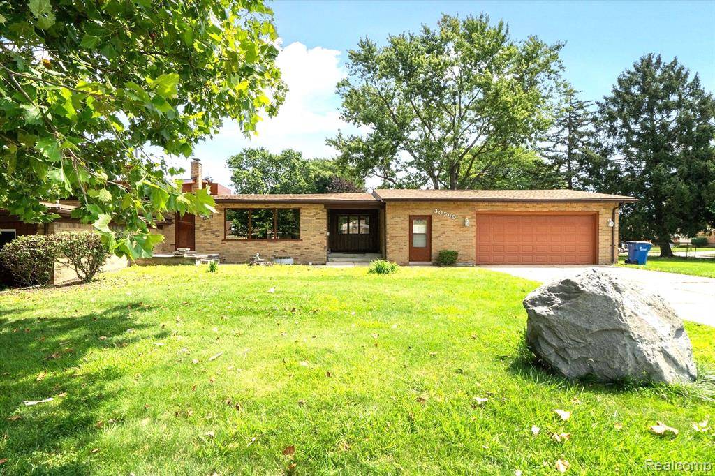 Warren, MI 48093,30590 LORRAINE