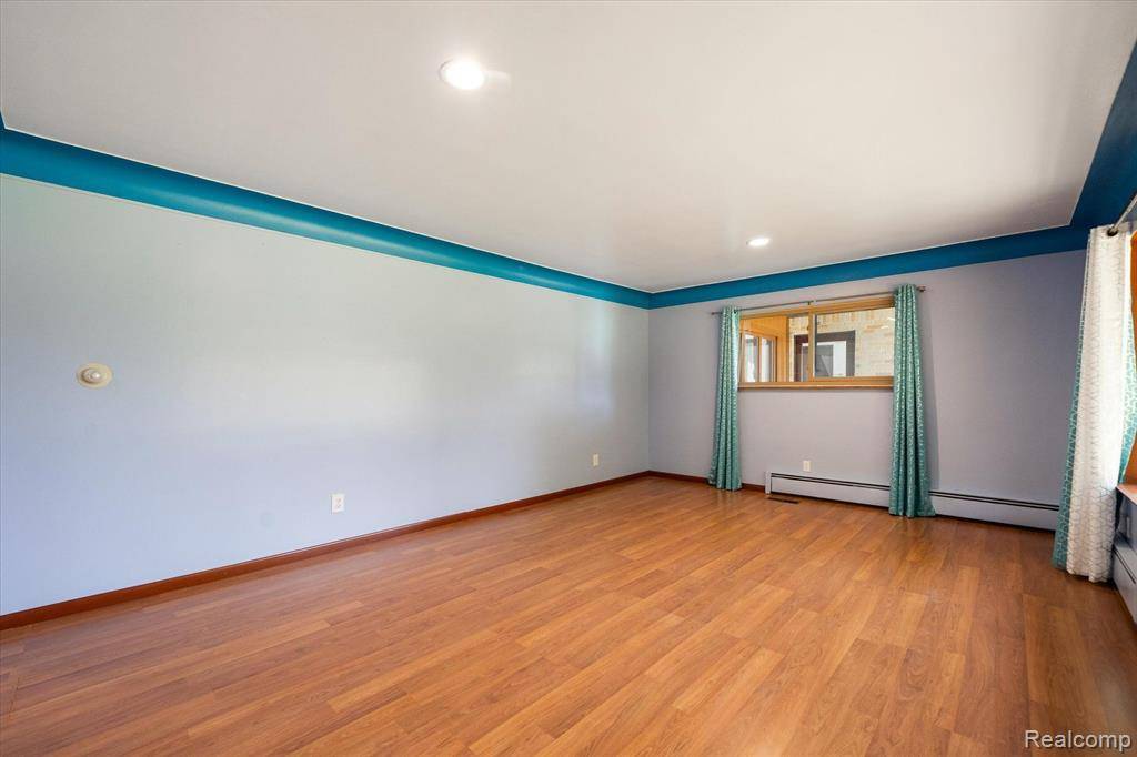 Warren, MI 48093,30590 LORRAINE