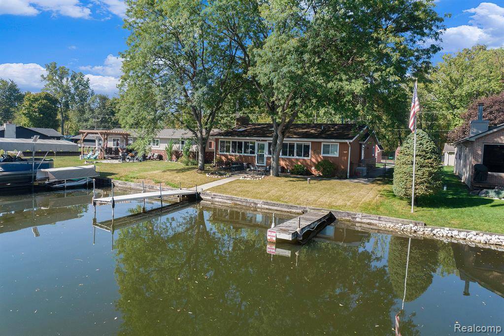 Pinckney, MI 48169,11109 Wynns Road