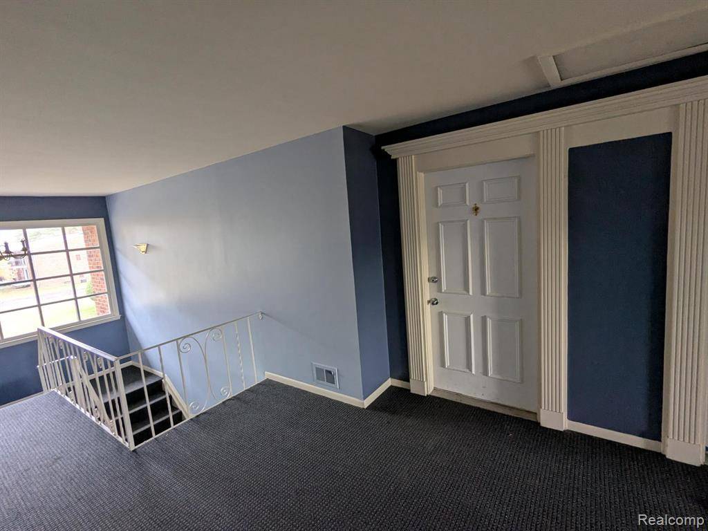 Bloomfield, MI 48304,454 N Fox Hills Drive
