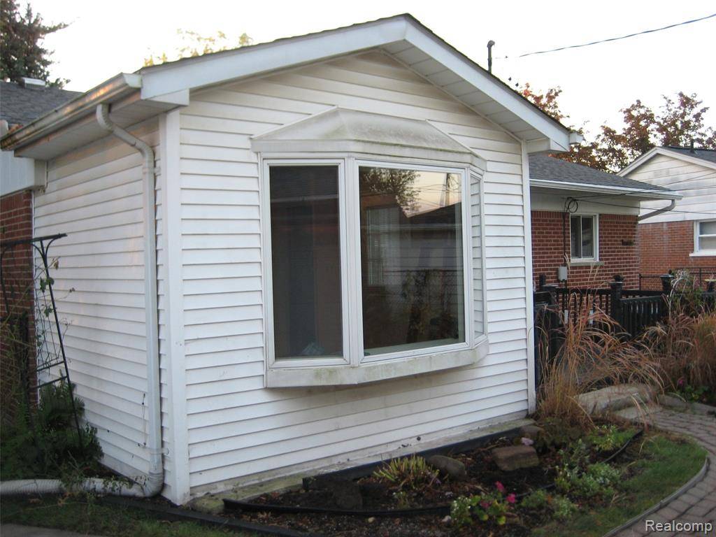 Southgate, MI 48195,16738 WINDERMERE Circle