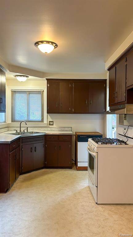 Oak Park, MI 48237,21810 Stratford W Street