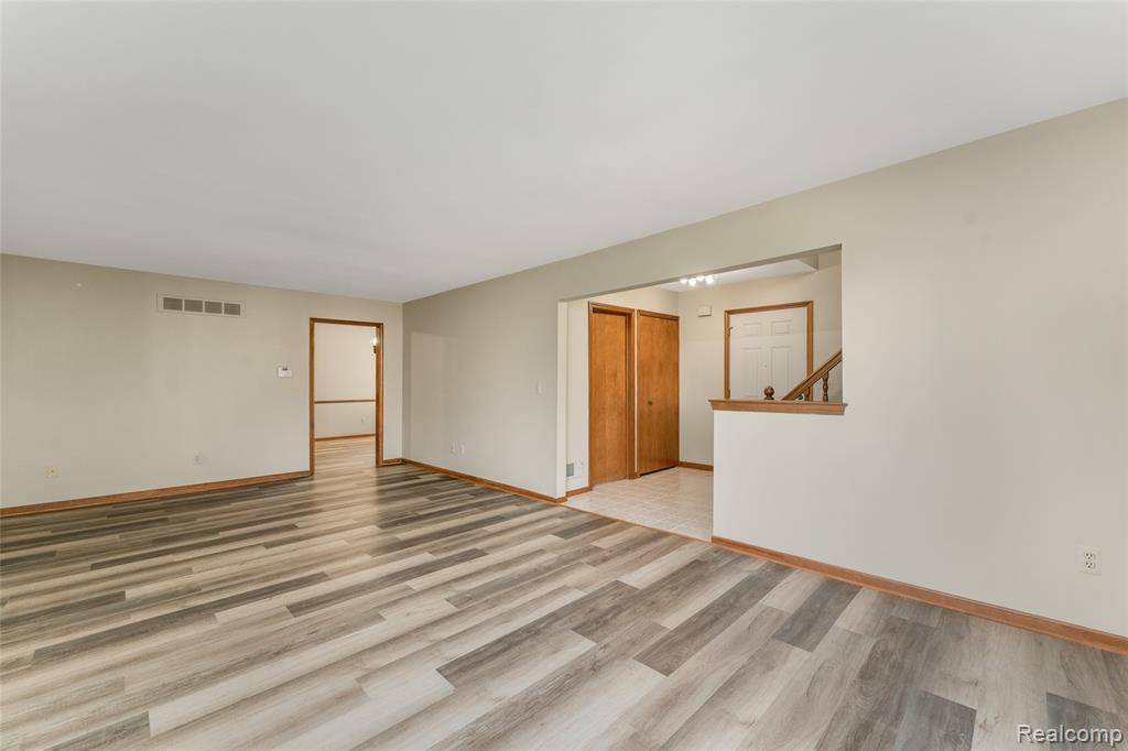 Macomb, MI 48044,15721 Huntcliff Drive