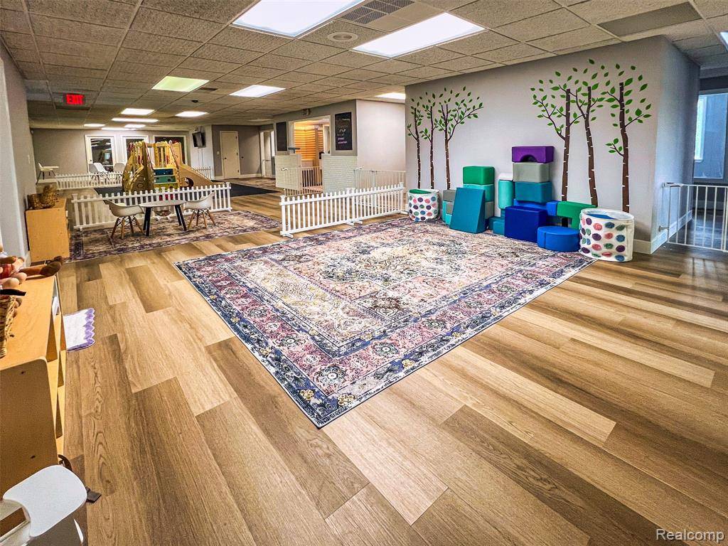 Troy, MI 48083,1975 E Maple Road