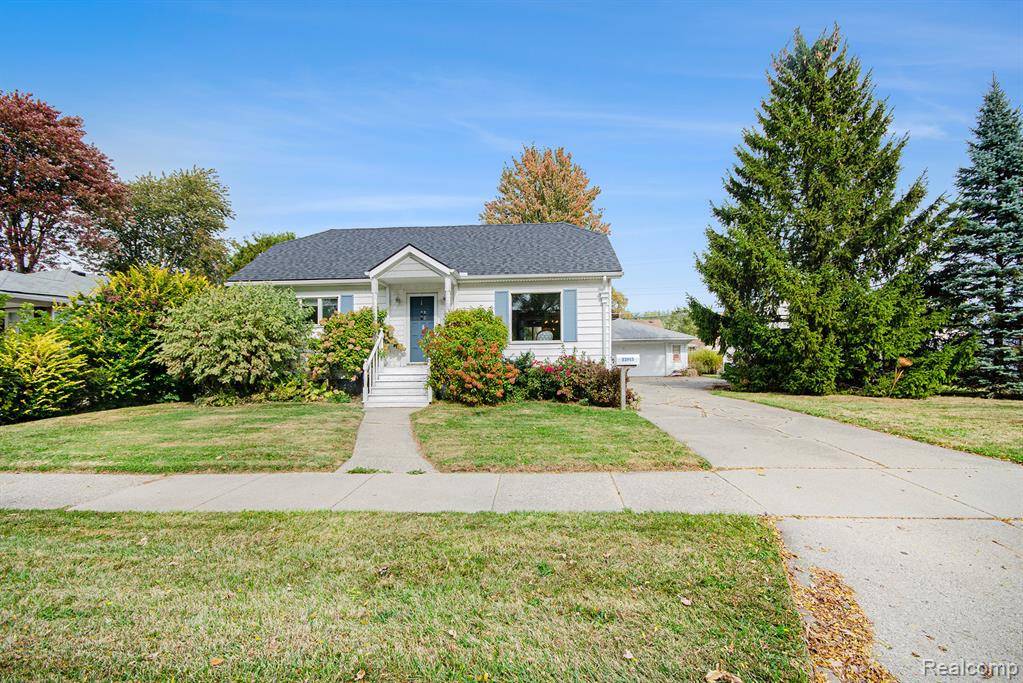 Saint Clair Shores, MI 48082,22915 E 13 Mile Road