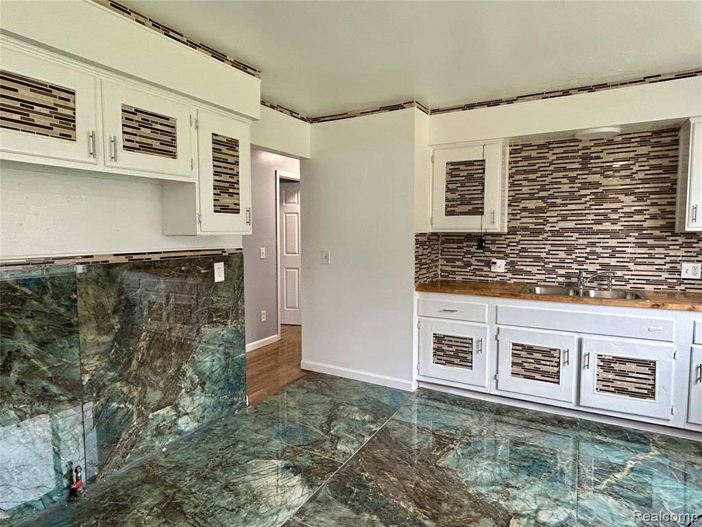 Dearborn Heights, MI 48125,4863 Glenis Street