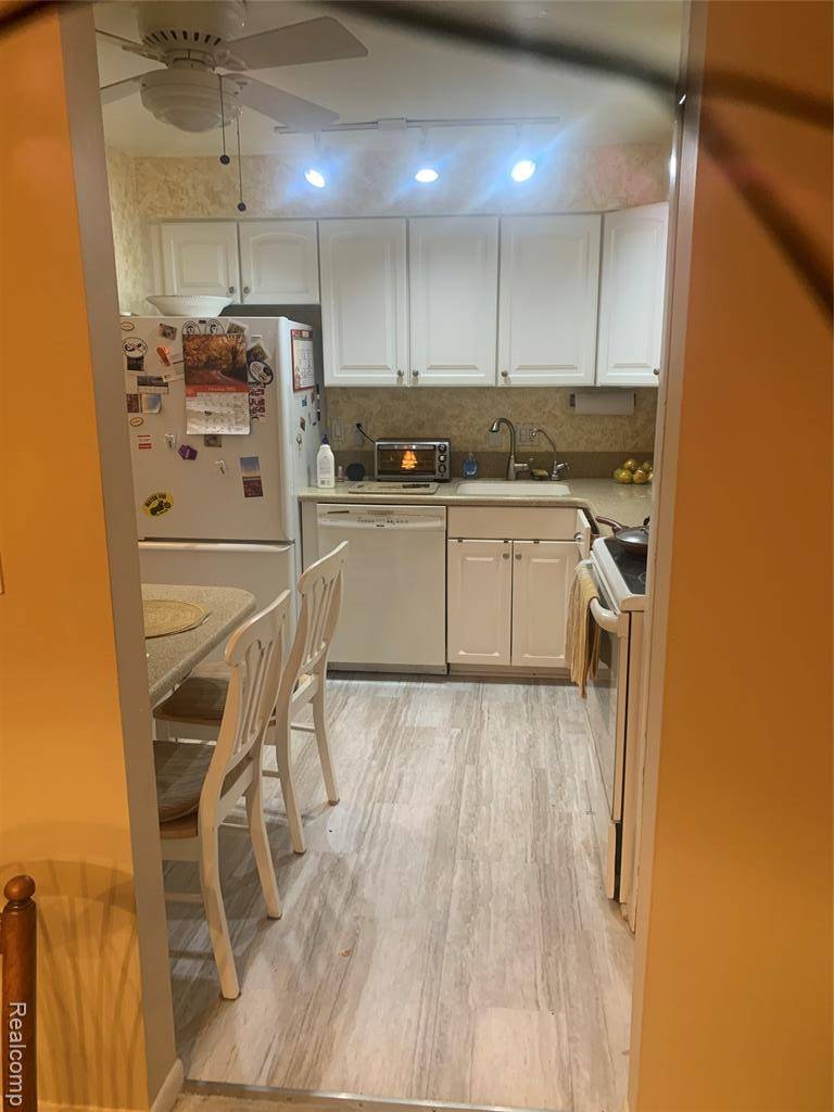 Farmington, MI 48336,30789 Shiawassee Road