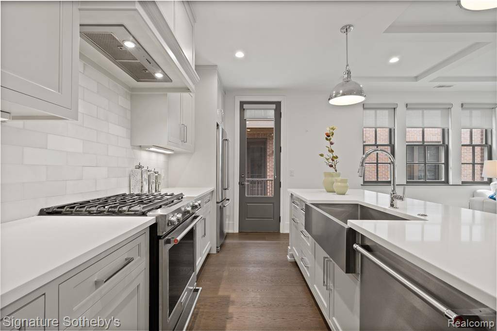 Royal Oak, MI 48067,932 W 11 MILE Road