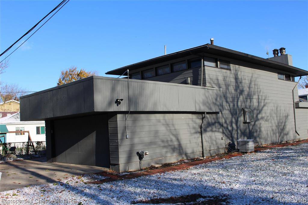 West Bloomfield, MI 48328,1493 Rivona Drive